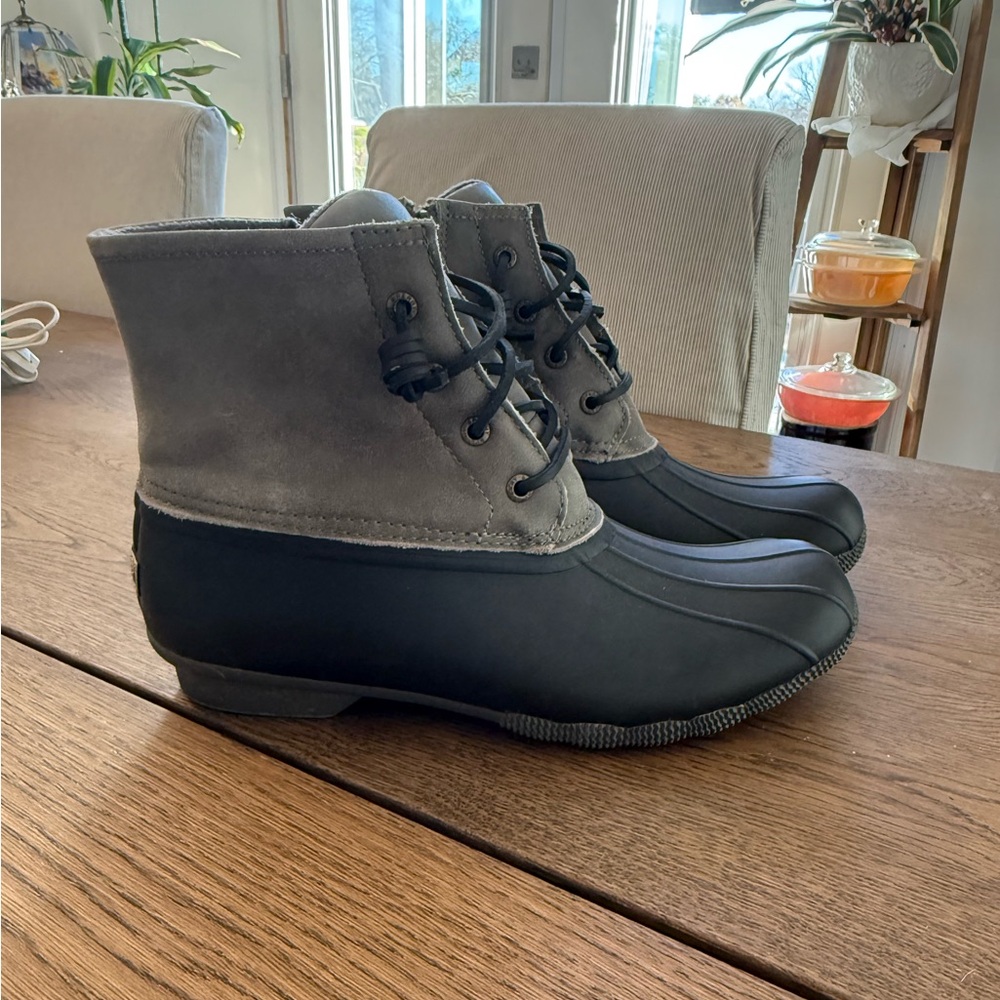 Great condition Woman’s Sperry Saltwater Duck Boots size 10